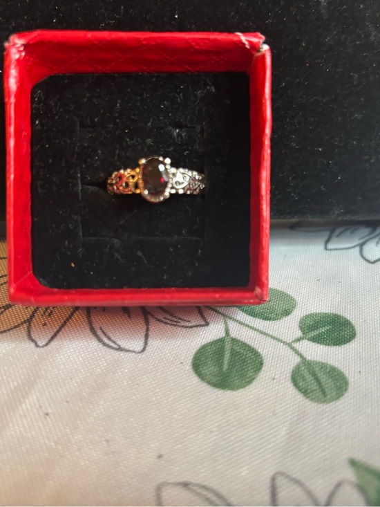 Jewelry - Garnet ring